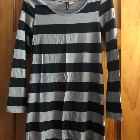 Dresses and shirts - Picture 6 of 8